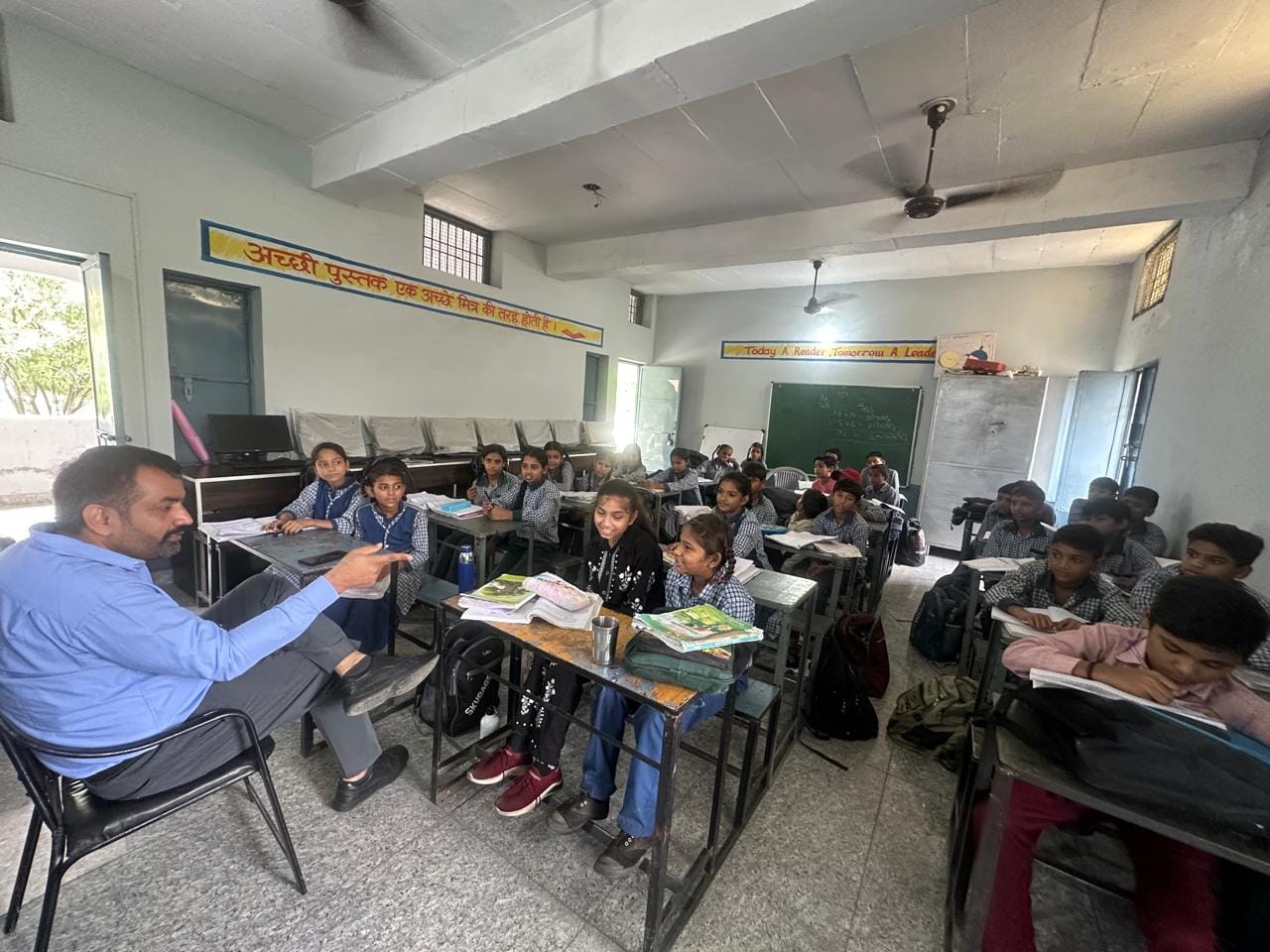 स्कूल में बच्चों से संवाद करते एसडीएम। प्रवक्ता