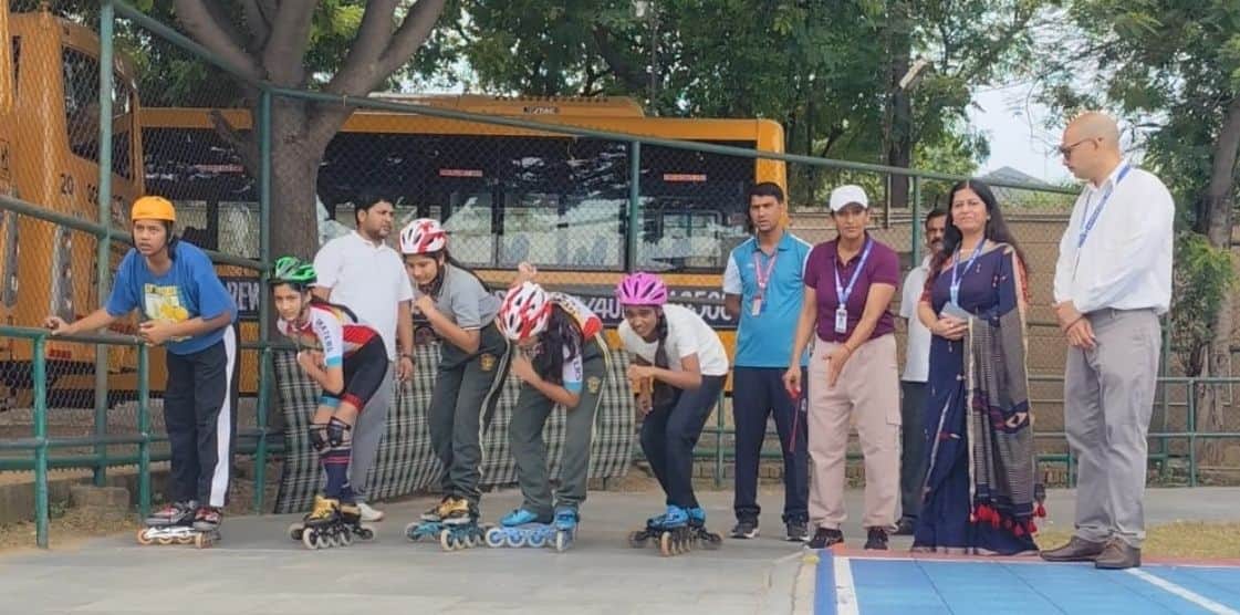 स्केटिंग प्रतियोगिता में भाग लेतीं विभिन्न स्कूलों की छात्राएं। स्रोत: कोच