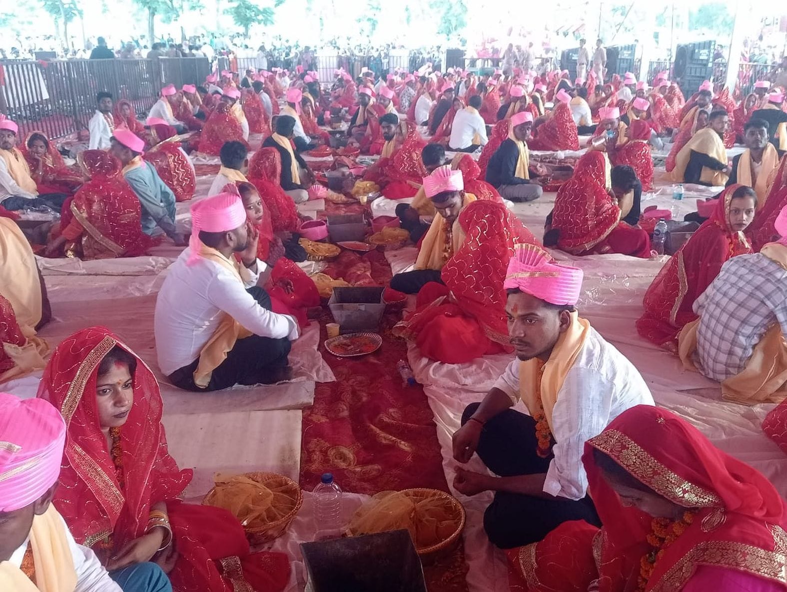 सामूहिक विवाह में मौजूद जोड़े 