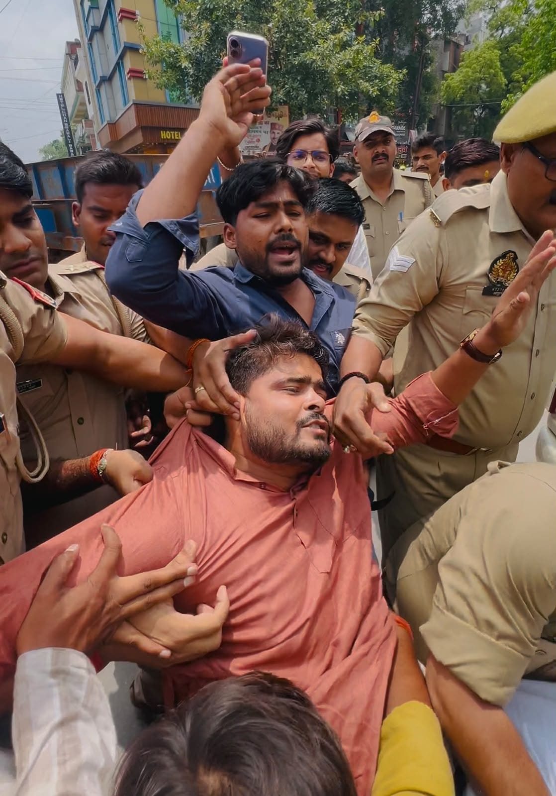 Scuffle with students on their way to burn the Education Minister's effigy