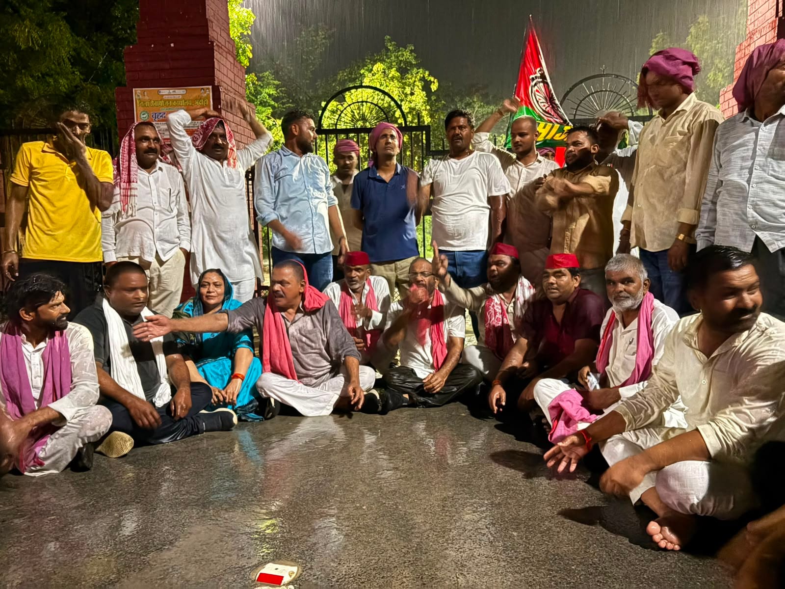 सपा के राष्ट्रीय अध्यक्ष अखिलेश यादव की गिरफ्तारी के विरोध में जिलाधिकारी कार्यालय के बाहर धरना