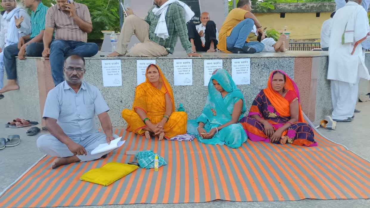 Demand for resolution of land consolidation dispute through a sit-in at the Tehsil complex.