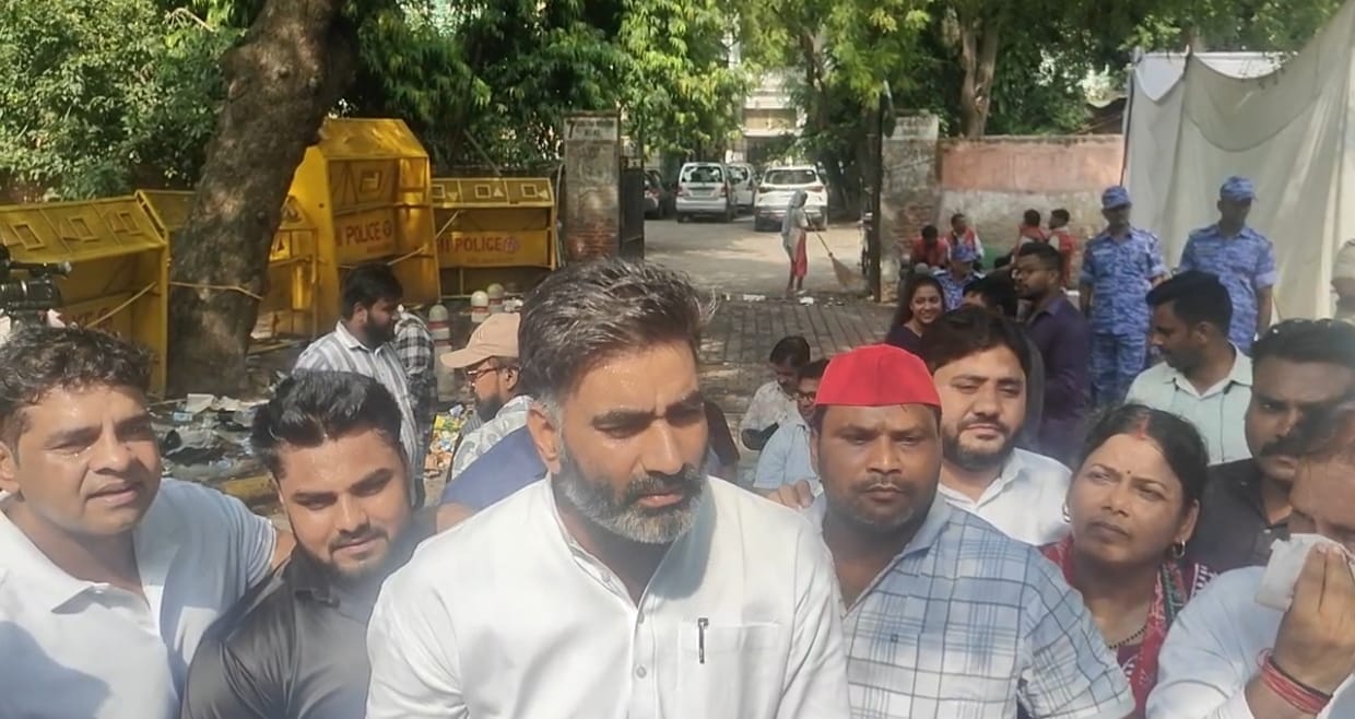 An SP delegation boosted the morale of the students at Jantar Mantar.