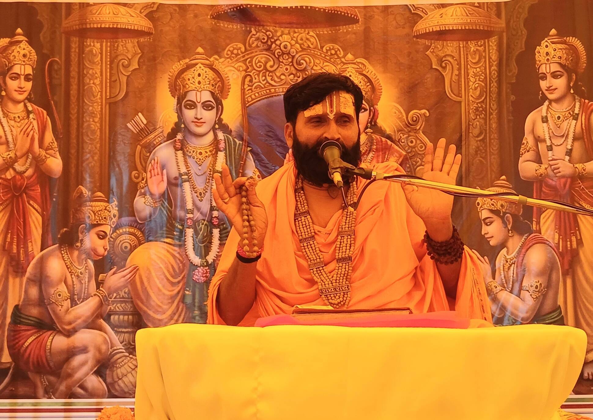 सीतामढ़ी में श्री राम कथा सुनाते संतोष जी महराज। संवाद