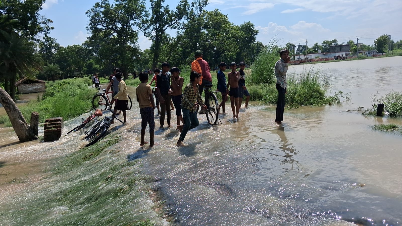 सड़क पर बहता दिखा नहर का पानी।