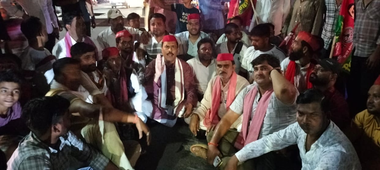SP workers outraged over the detention of the former Chief Minister... staged a sit-in at Khirnibagh intersection.