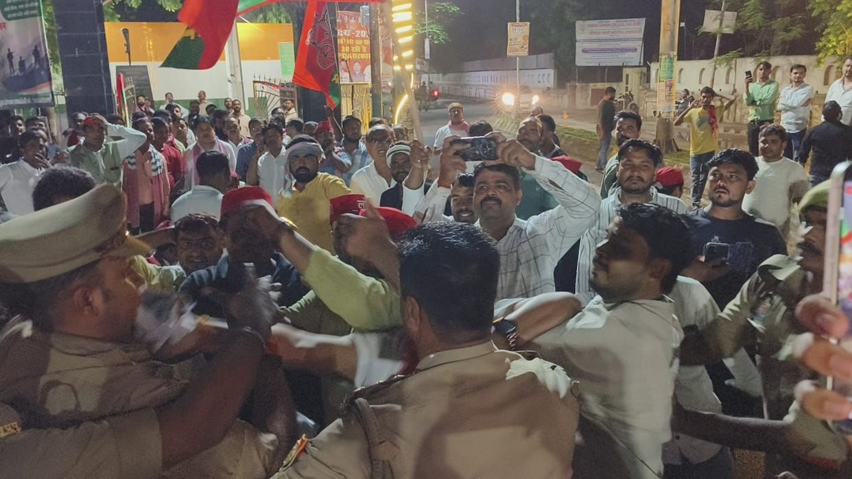 Protest over the detention of Rahul and Akhilesh