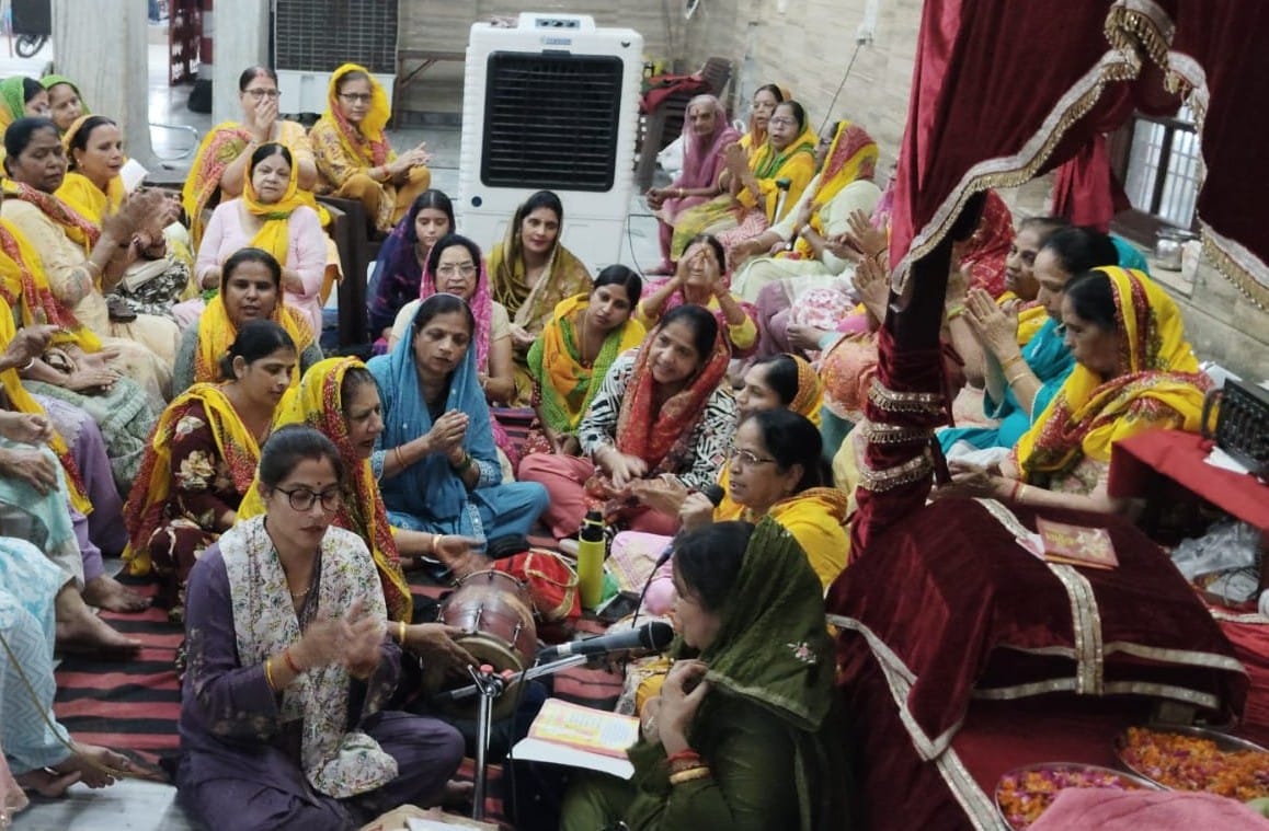 Women devotees danced to the bhajans of Lord Hanuman