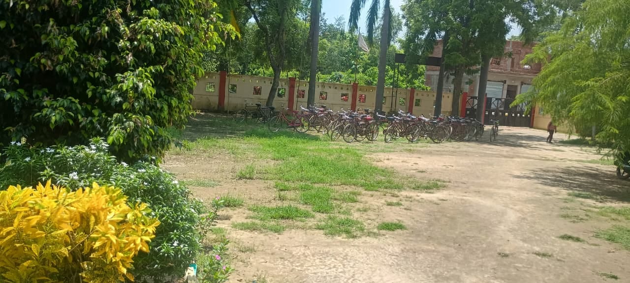 श्रीमती सुमित्रा देवी शुक्ला राजकीय बालिका इंटर कॉलेज आलापुर में खेल मैदान के स्थान पर रिक्त स्