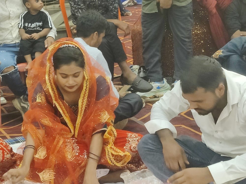 शादी के लिए मंडप में बैठे दुल्हा दुल्हन।