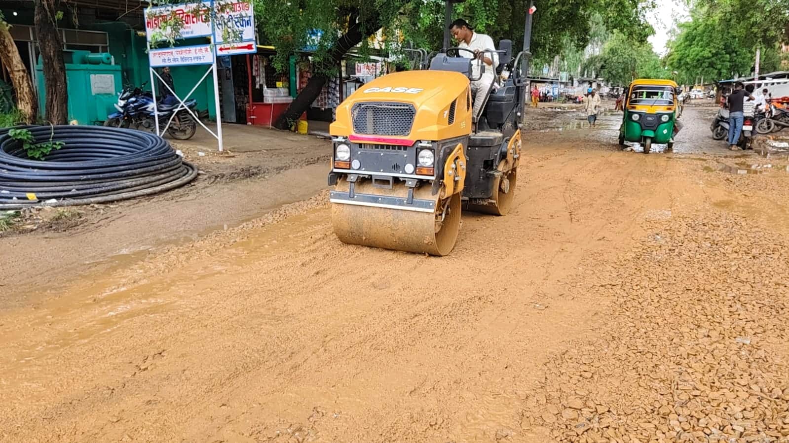 शिवद्वार कांवड़ यात्रा मार्ग को दुरुस्त करने का काम करती जेसीबी। स्रोत जागरूक पाठक
