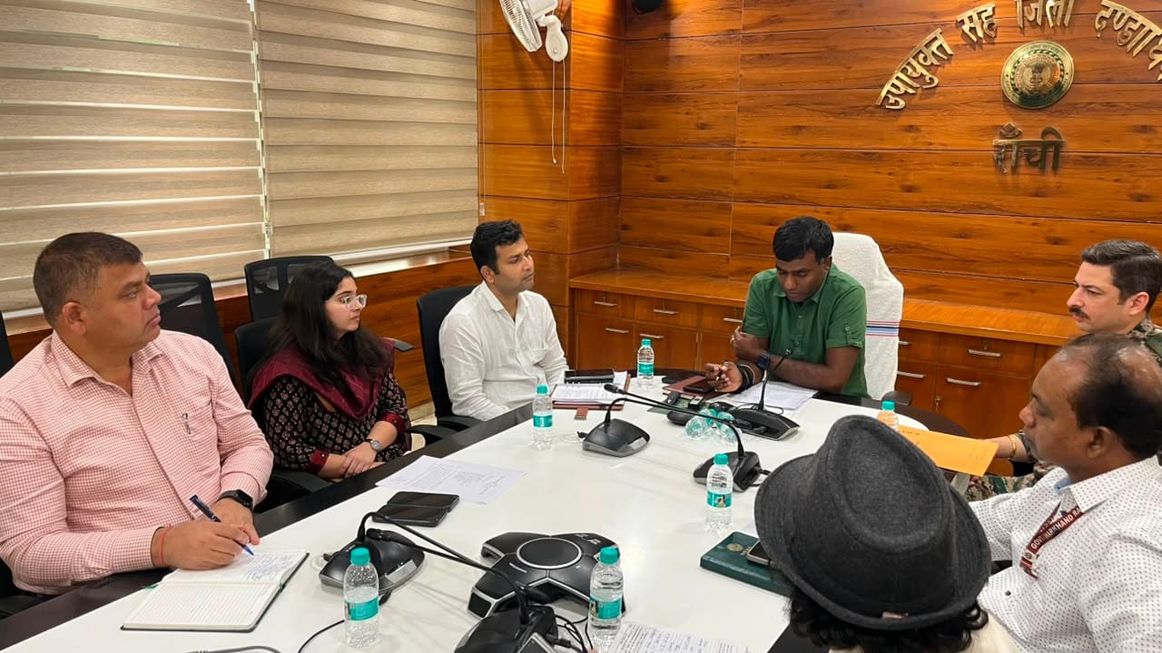 तैयारी को लेकर बैठक करते अधिकारी