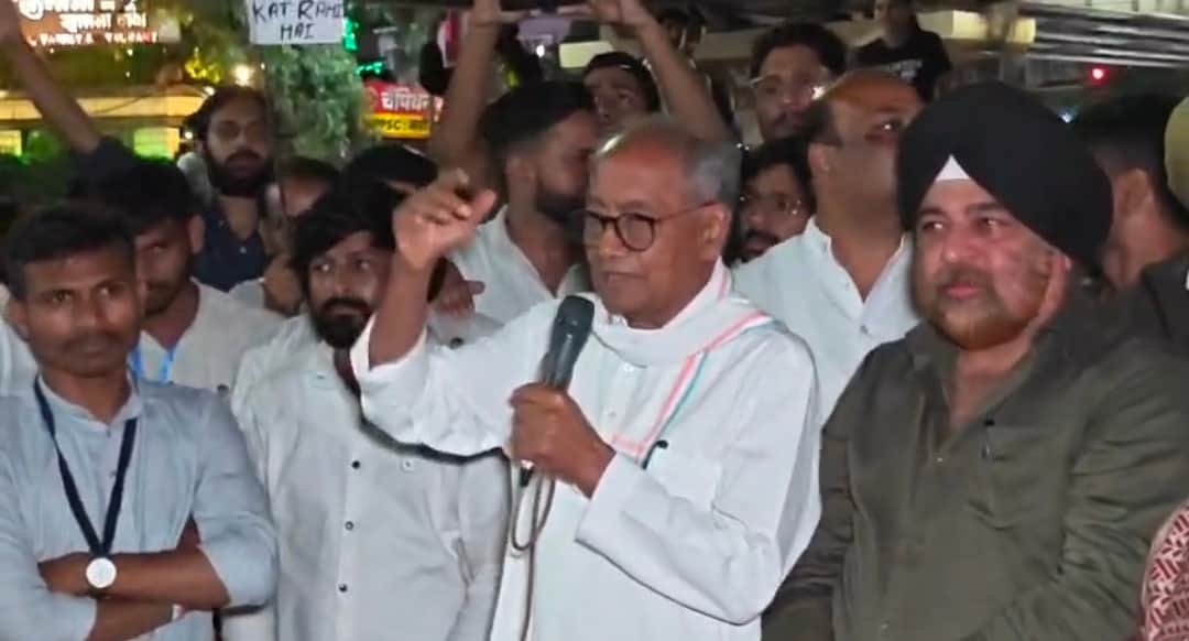 former Chief Minister Digvijaya Singh joined the protest by students in Indore