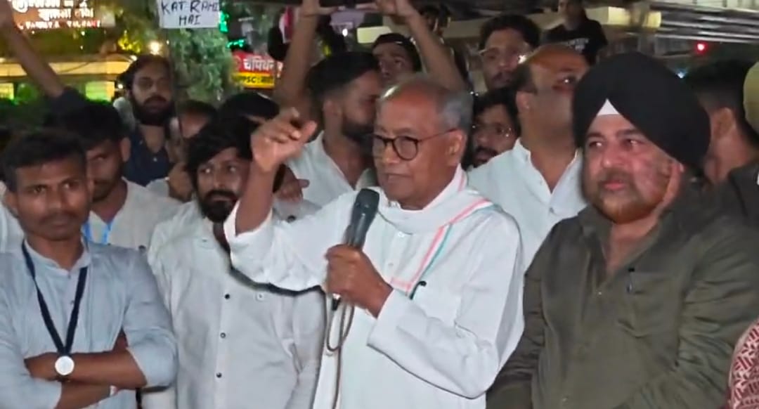 former Chief Minister Digvijaya Singh joined the protest by students in Indore