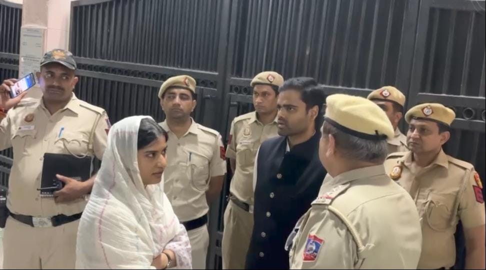 Outrage over the detention of Akhilesh Yadav