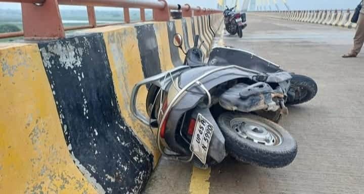 Slipper, scooter, and mobile phone found on Durga Bhabhi Setu; youth missing.