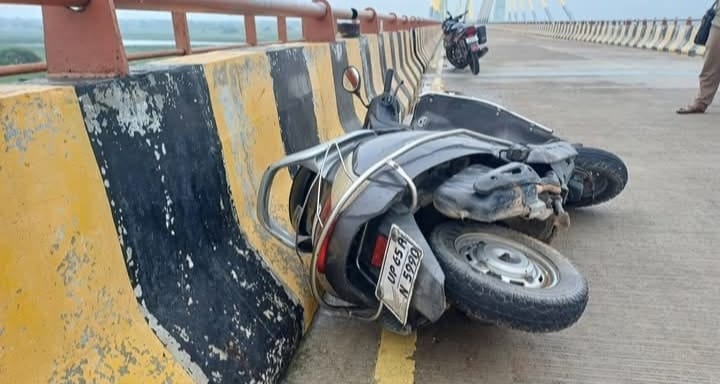 Slipper, scooter, and mobile phone found on Durga Bhabhi Setu; youth missing.