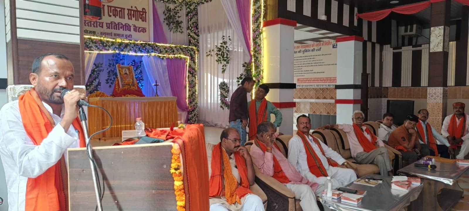 दुद्धी में हलुवाई समाज को सम्बोधित करते वक्ता-संवाद