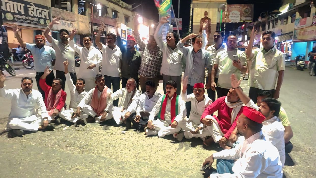 SP protests in Delhi against Akhilesh's detention.