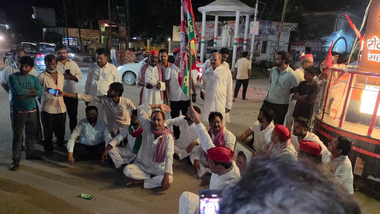 SP staged a protest against the arrest of Akhilesh Yadav.