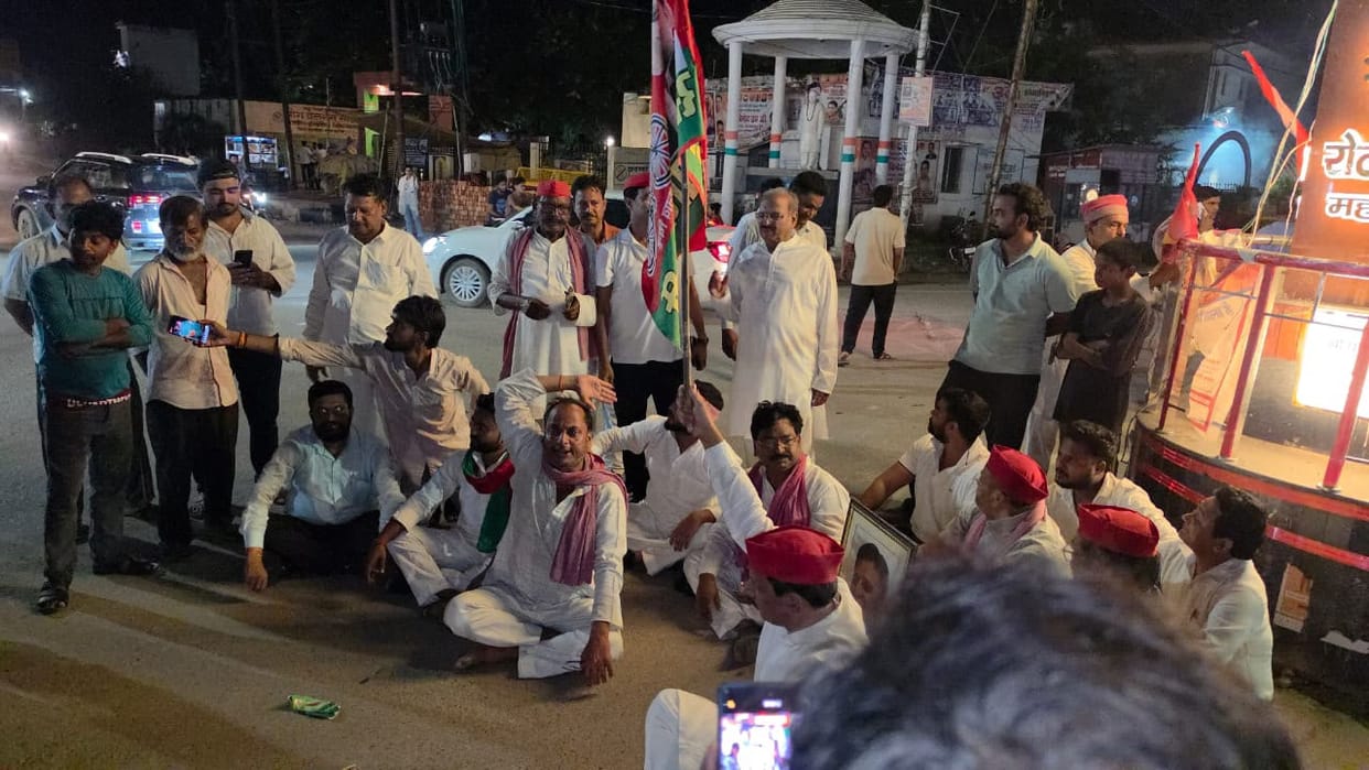 SP staged a protest against the arrest of Akhilesh Yadav.