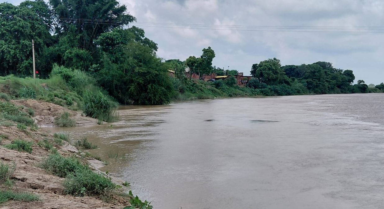 Budhi Rapti crosses danger mark; high-tension electricity pole collapses into the river in Shohratgarh.