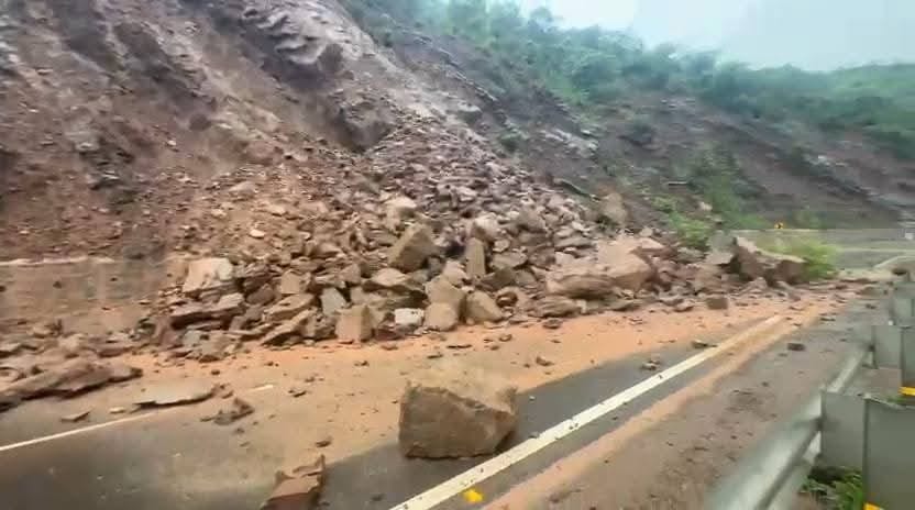 उधमपुर। राष्ट्रीय राजमार्ग पर पहाड़ियों से पत्थर और मलबा सड़क पर आ गिरा। संवाद।