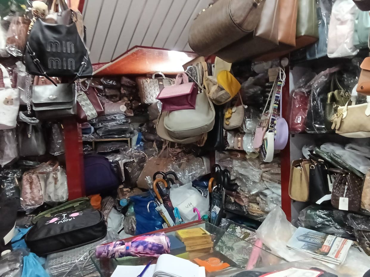 Small hand purses are popular among women in Una, while large bags remain the top choice for long journeys.