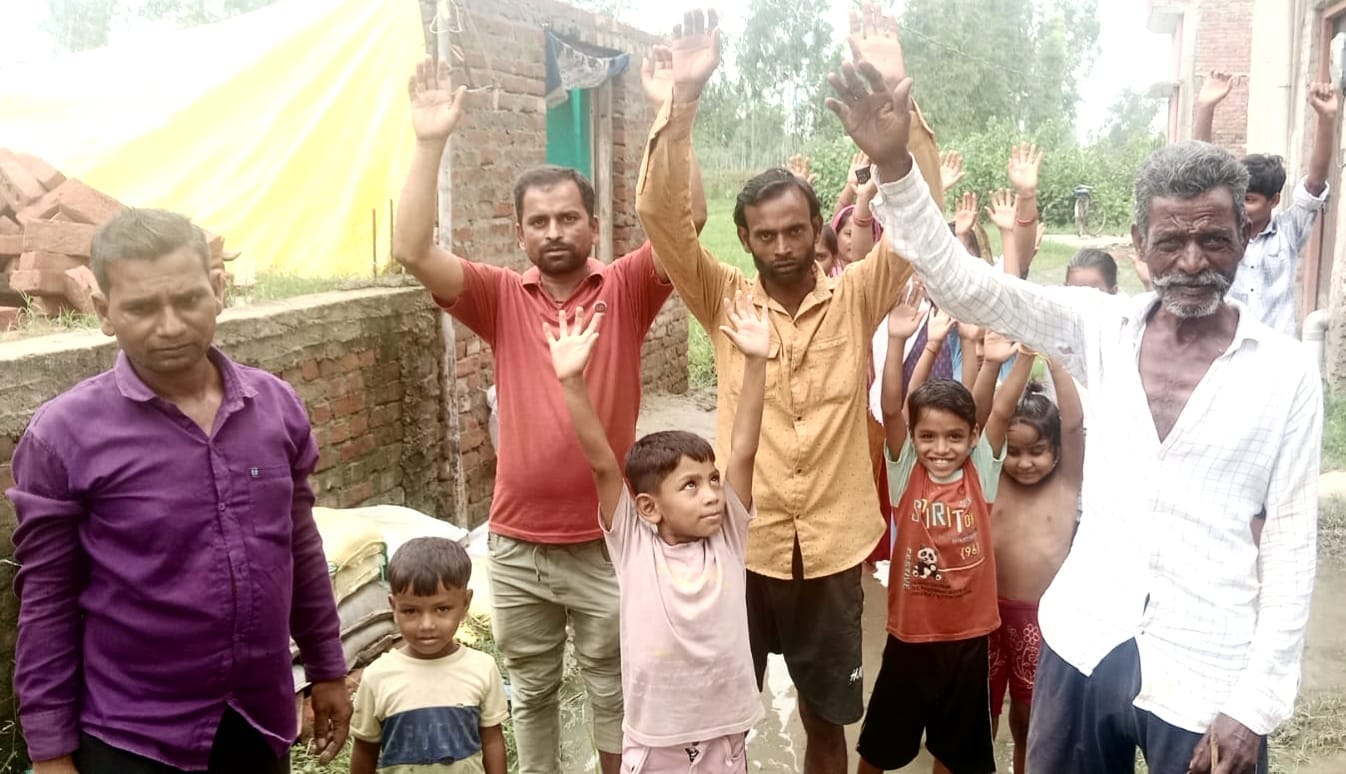 वार्ड नं एक में नगर पंचायत के खिलाफ विरोध करते वार्डवासी। संवाद