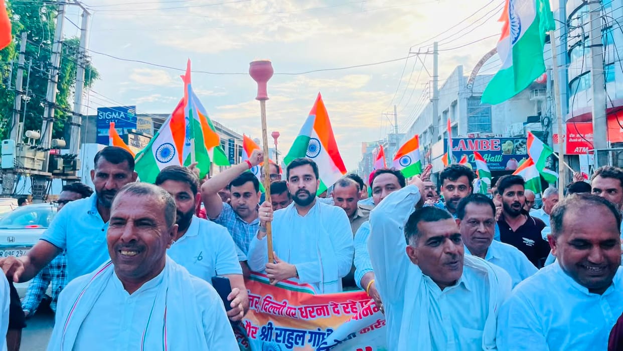 Congress takes to the streets against the lathi-charge at Jantar Mantar.