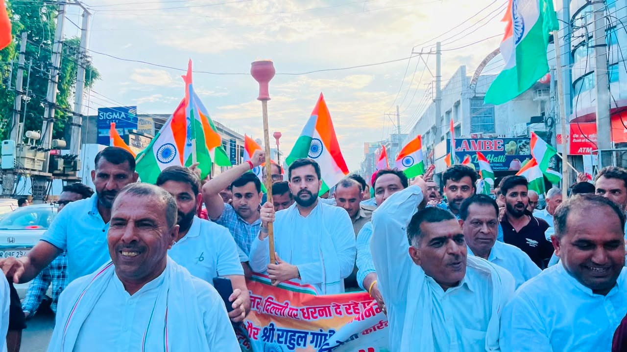 विधायक आदित्य सुरजेवाला व कांग्रेस कार्यकर्ता प्रदर्शन करते हुए।