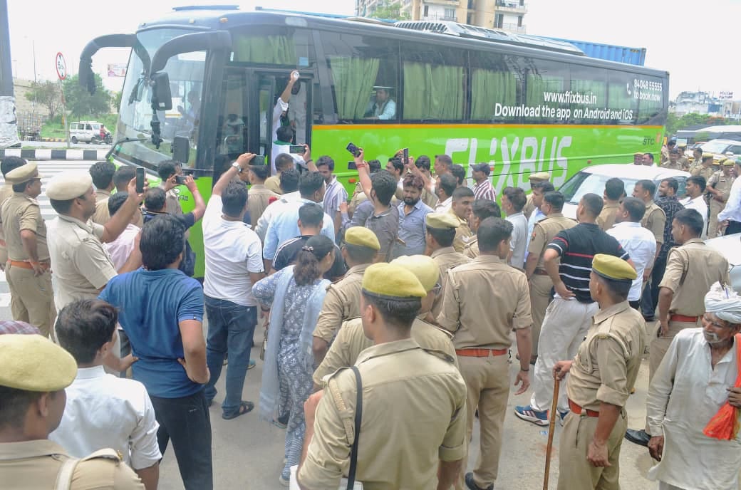 Ghaziabad News: हाइवे पर बैठे किसान, नौ घंटे तक नारेबाजी...जाम और खींचतान