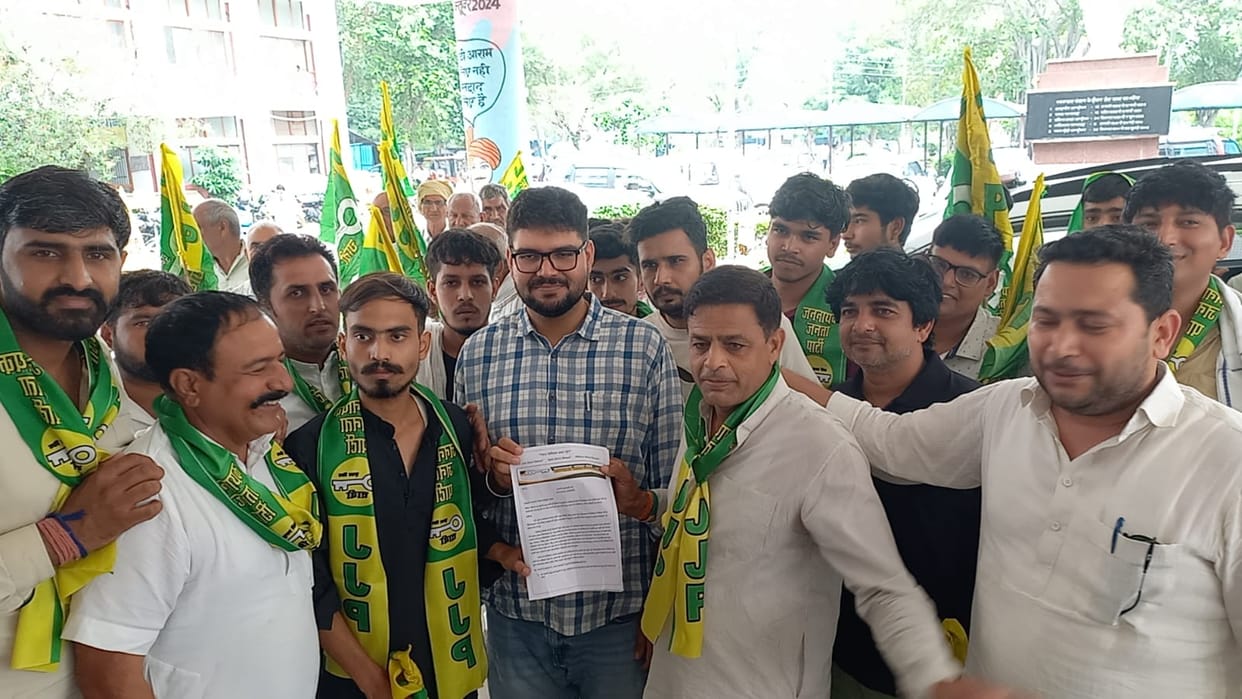 INSO and JJP protest against the lathi-charge on youths in Delhi; clash with police.