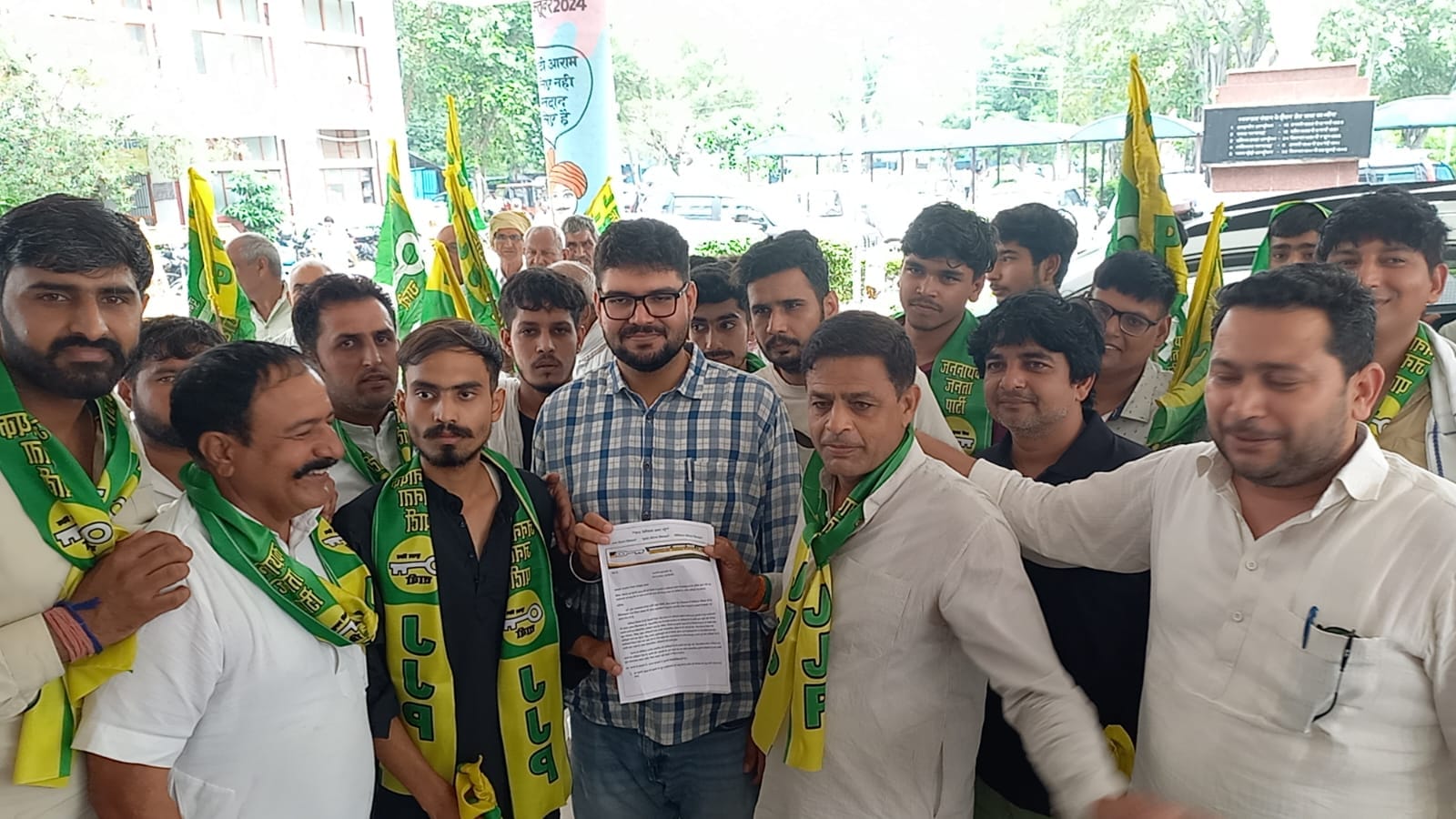 22jjrp06- लघु सचिवालय में अधिकारी को ज्ञापन सौंपते जजपा कार्यकर्ता। संवाद