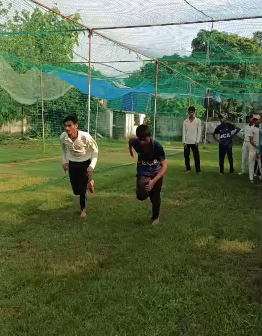 अभ्यास करते खिलाड़ी।