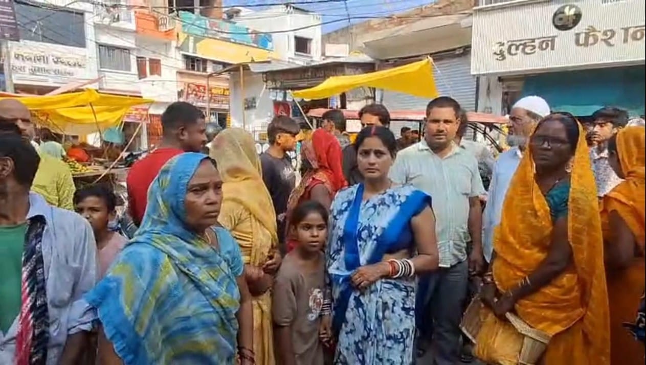 अकबरपुर के अब्दुल्लापुर शहजादपुर में महिलाओं से ठगी के बाद जुटी भीड़। वीडियो स्क्रीन शॉट