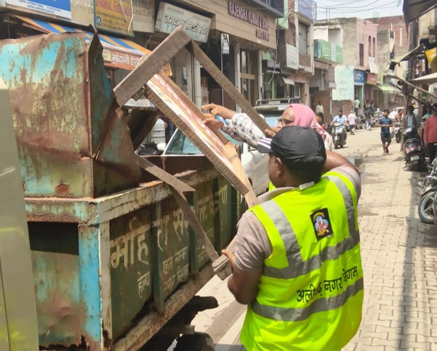 Shopkeeper breaks glass in front of anti-encroachment team; injured
