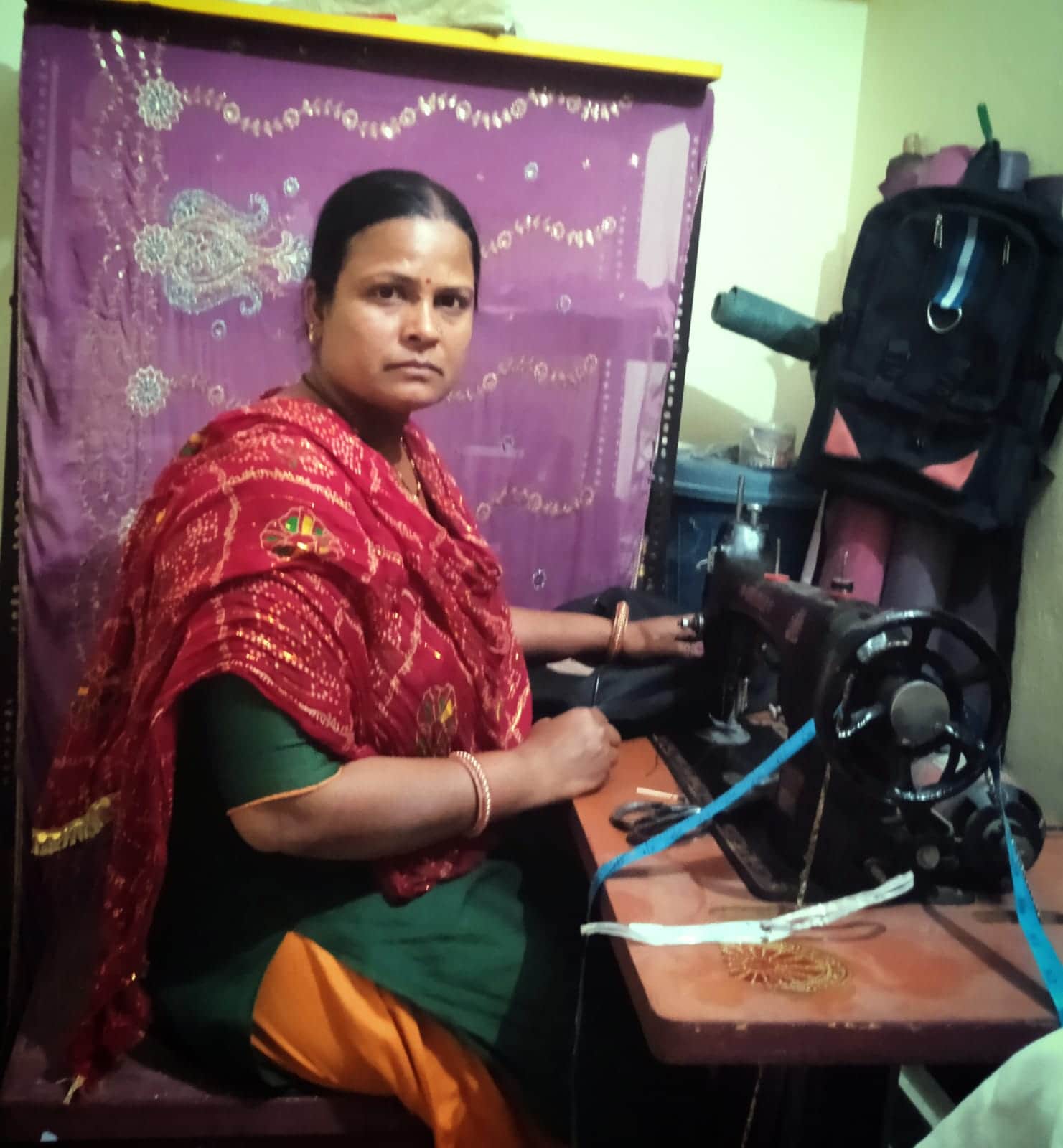 बैग निर्माण करते हुए ग्राम पंचायत सरेरी के गांव पपलाह की स्वप्नली शर्मा। संवाद