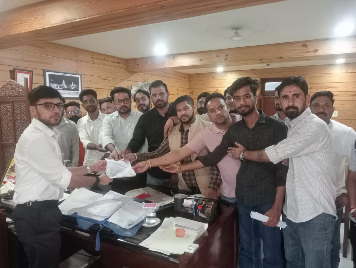 Roads in Paonta Sahib in dilapidated condition; memorandum submitted to SDM.