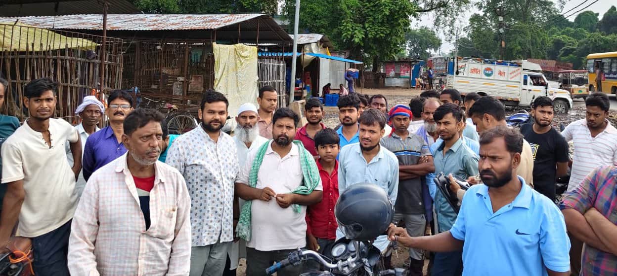 भुपियामऊ स्थित मंडी में चोरी की घटना के बाद जुटे व्यापारी। पुलिस