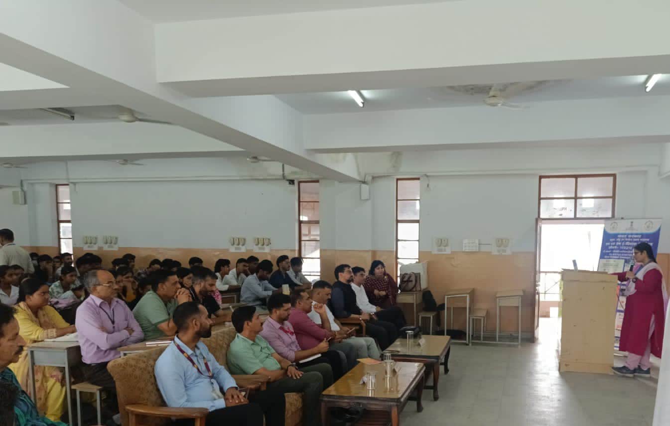 भोरंज कॉलेज मेंस्वरोजगार विषय पर आयोजित कार्यशाला में भाग लेते विद्यार्थी। स्रोत : कॉलेज