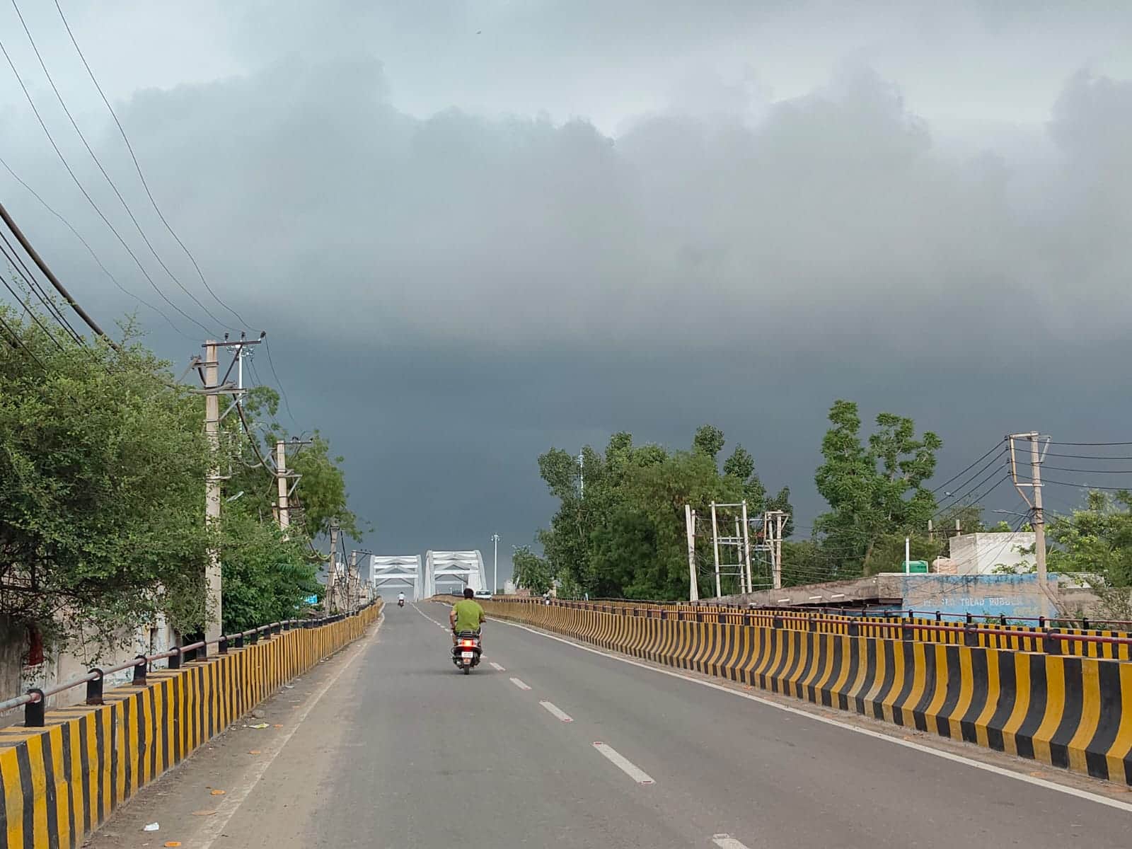 भाड़ावास ओवरब्रिज का दोपहर के समय का दृश्य। संवाद