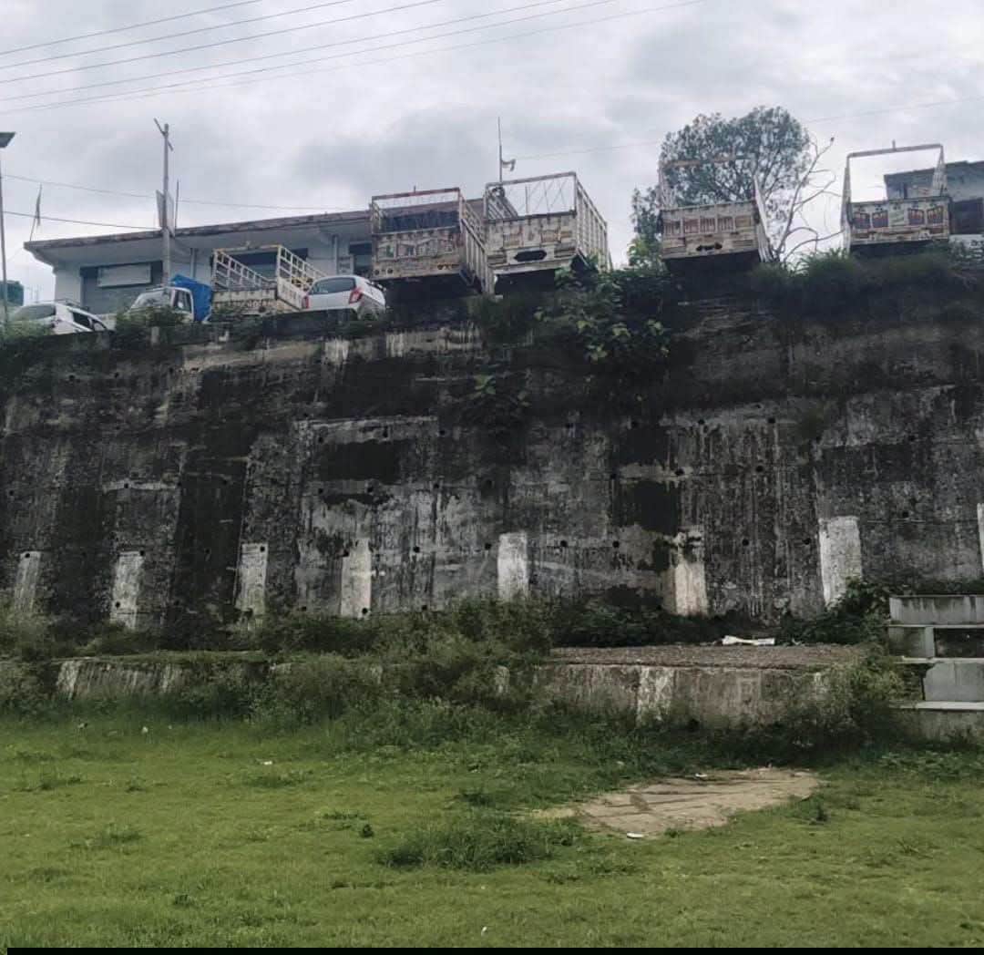 बिझड़ी के तहत ताल स्टेडियम के डंगे पर खड़े वाहन। संवाद