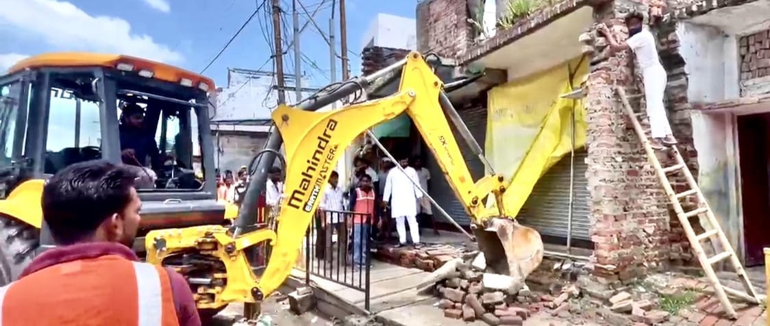 The team that arrived to remove the encroachment gave two days' time after the protest.