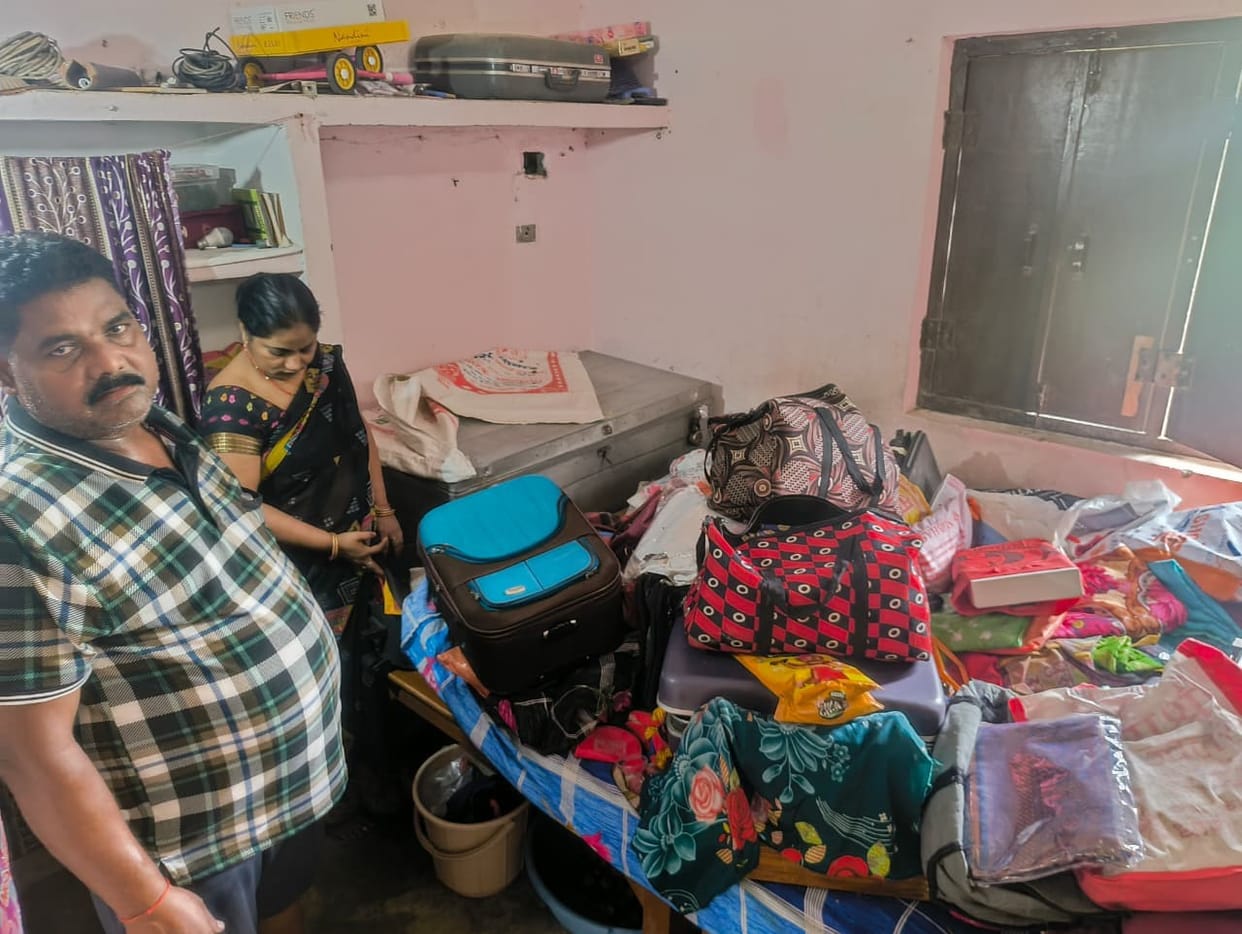 Thieves made off with jewelry and 1.25 lakh in cash