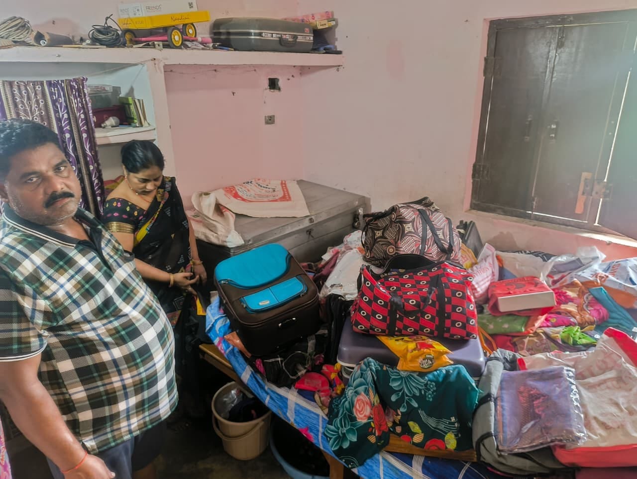 बिलरियागंज के सियरहां गांव में चोरी के बाद बिखरे सामान। संवाद