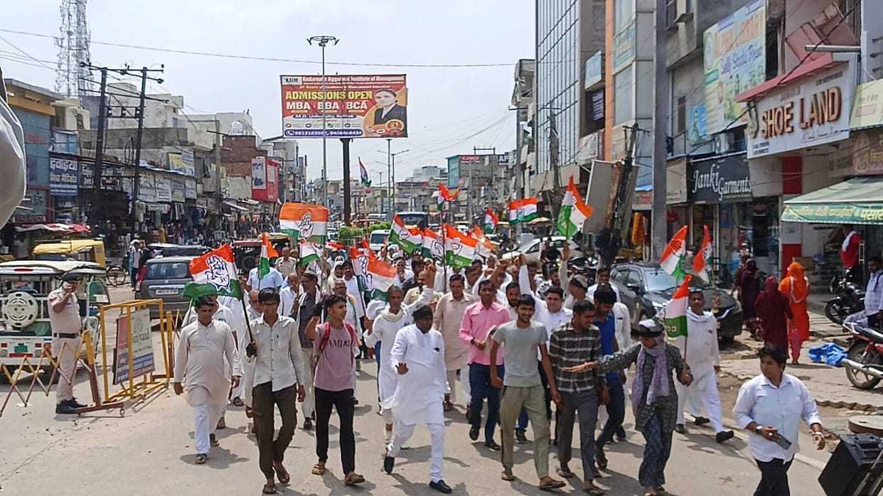 Opposition organizations took to the streets to protest against the lathi-charge on students and submitted a memorandum to the Deputy Commissioner