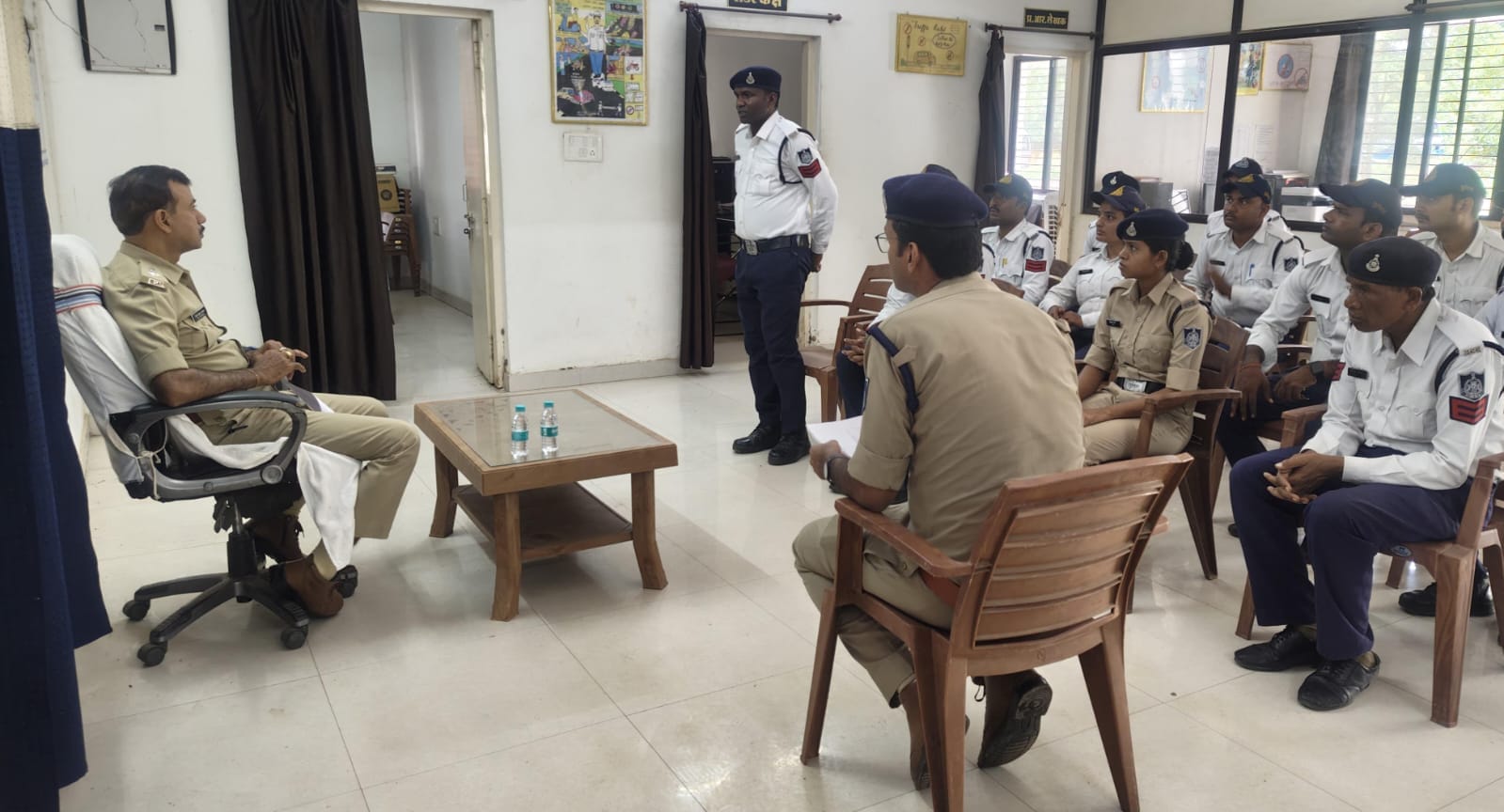 बैठक लेते एसपी।