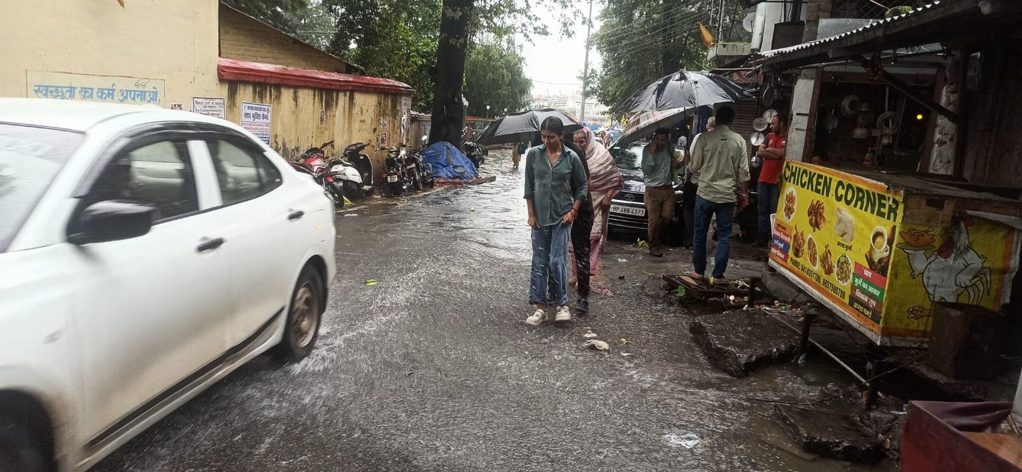 चंबा में सपड़ी के पास राहगीरों पर गिरते गंदे पानी के छीटें।संवाद