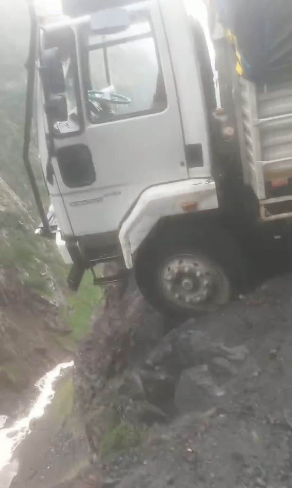 Pangi-Sache Jot road blocked after ration-laden truck hangs precariously in mid-air; a dozen taxis stranded.
